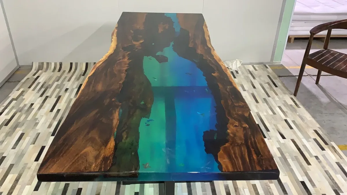 Table à manger rivière Bourbre, résine verte — ATELIER RIVIÈRE, fabrication à la commande