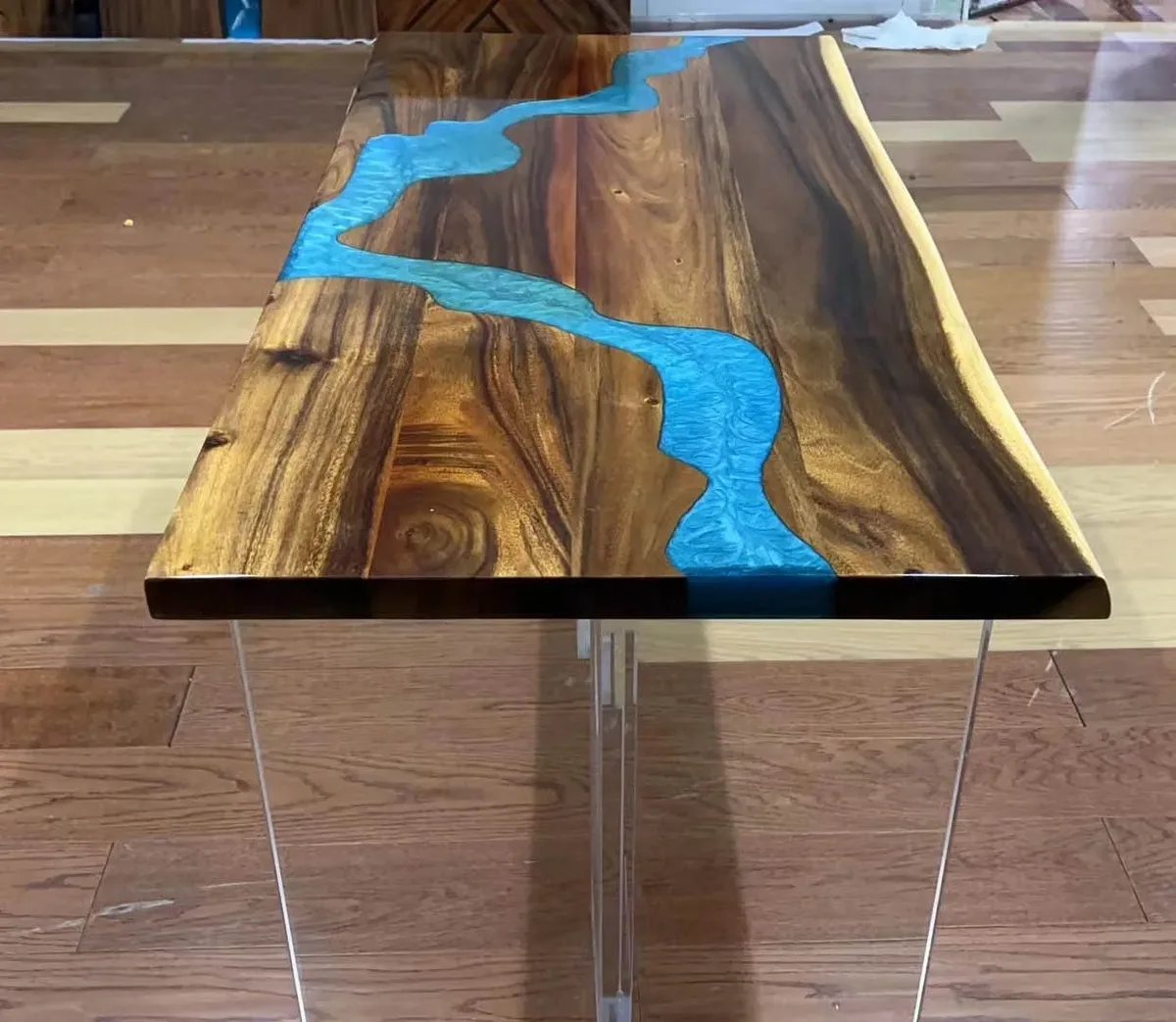 Table à manger rivière Buëch, résine bleue — ATELIER RIVIÈRE, fabrication à la commande