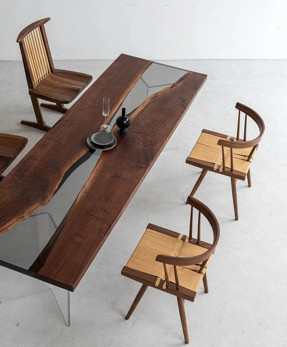 Table à manger rivière Buëch teinte noyer, résine transparente — ATELIER RIVIÈRE, fabrication à la commande