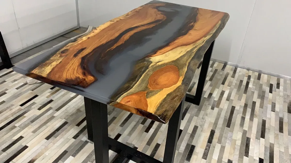 Table à manger rivière Canche, résine noire — ATELIER RIVIÈRE, fabrication à la commande