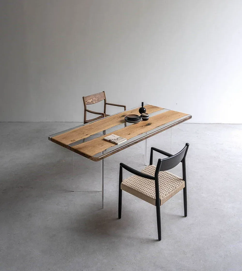 Table à manger rivière Cère teinte chêne, résine transparente — ATELIER RIVIÈRE, fabrication à la commande