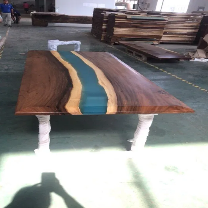 Table à manger rivière Charente, résine bleue — ATELIER RIVIÈRE, fabrication à la commande