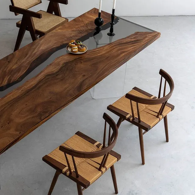 Table à manger rivière Chéran teinte noyer, résine transparente — tables à manger epoxy