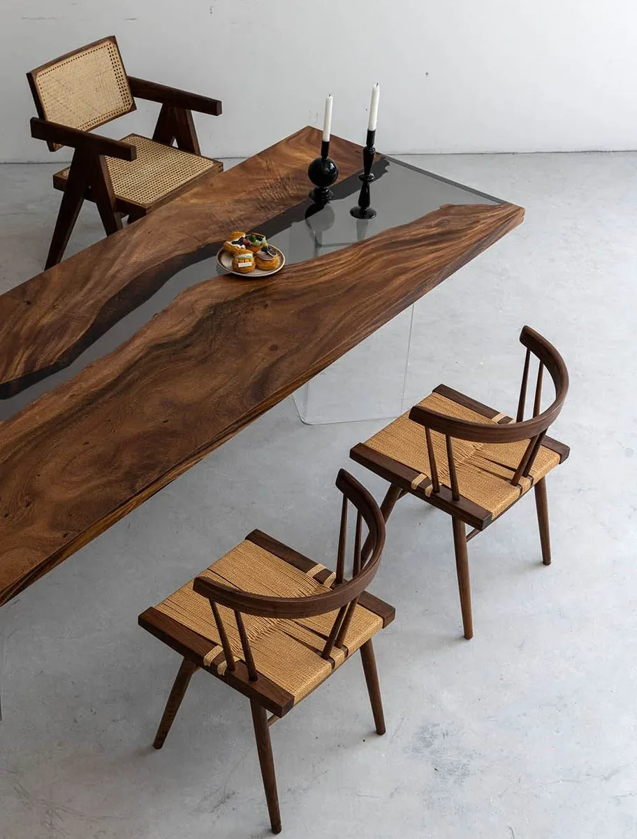 Table à manger rivière Chéran teinte noyer, résine transparente — ATELIER RIVIÈRE, fabrication à la commande