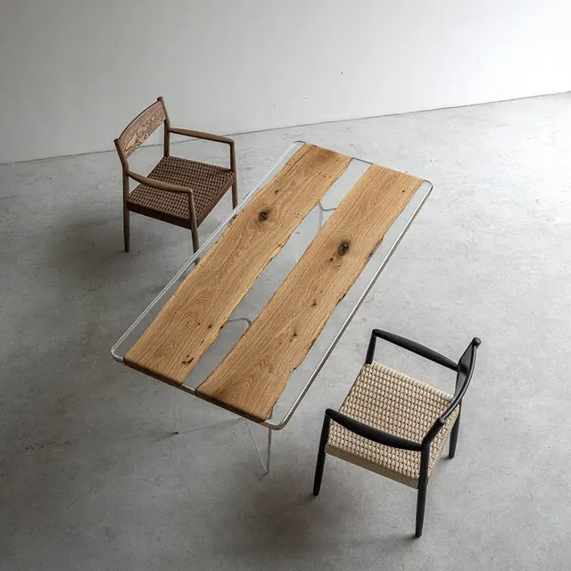 Table à manger rivière Corrèze teinte chêne, résine transparente — tables à manger epoxy
