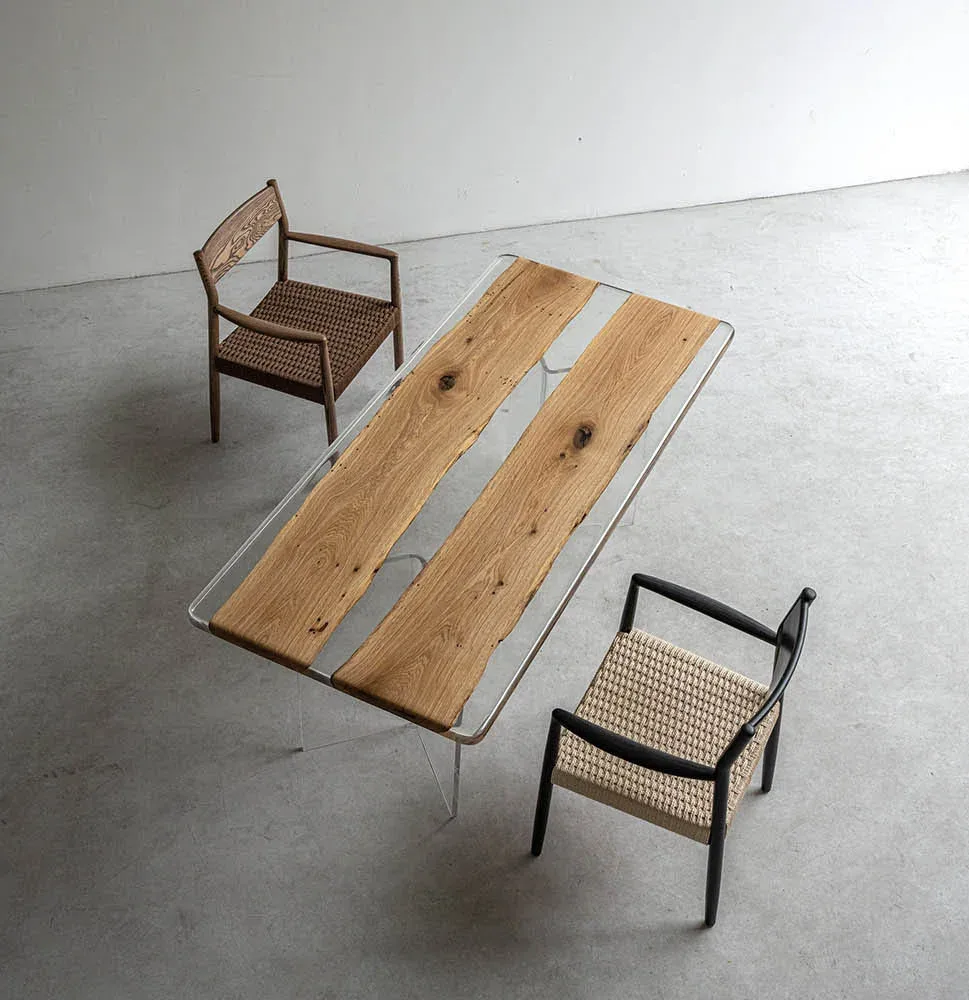 Table à manger rivière Corrèze teinte chêne, résine transparente — ATELIER RIVIÈRE, fabrication à la commande