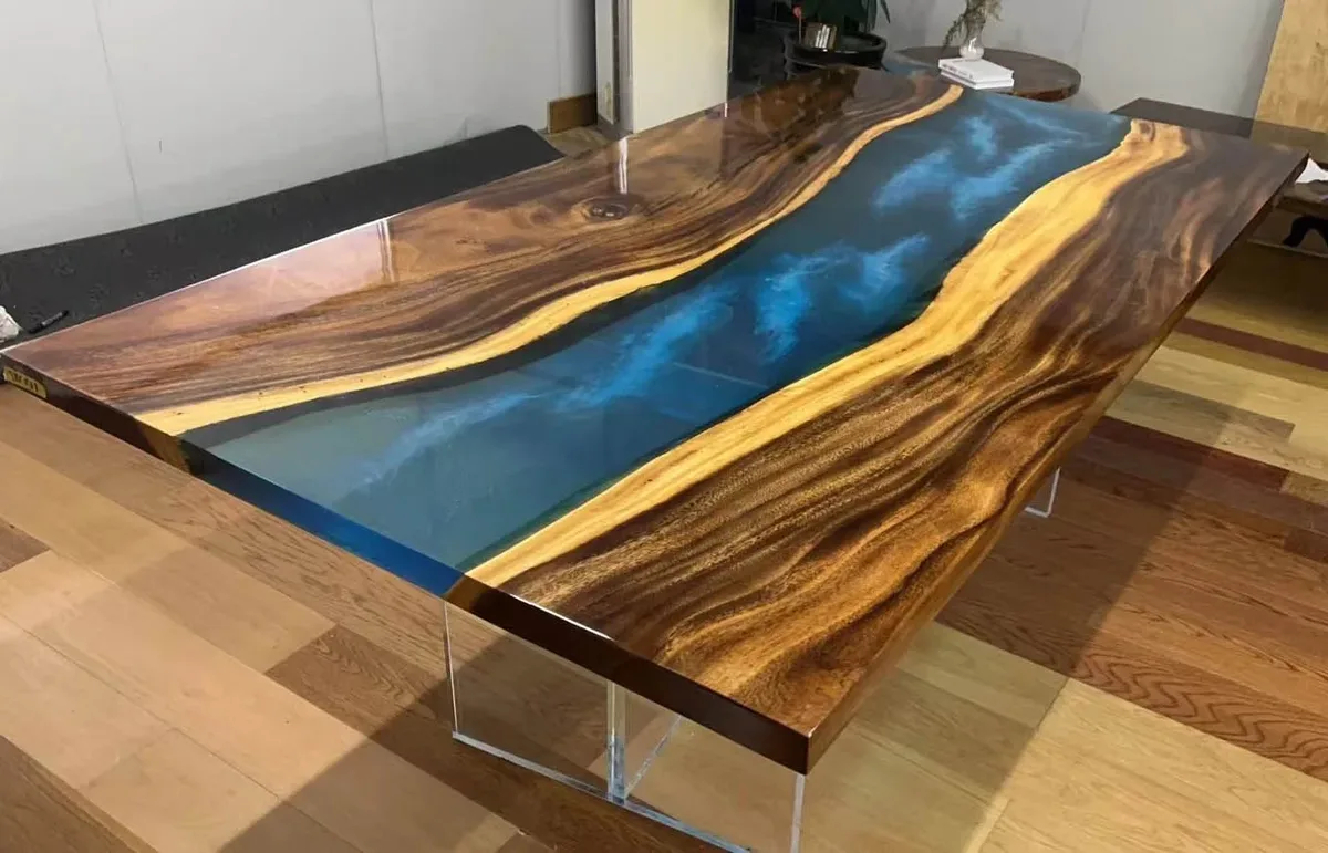 Table à manger rivière Cosson, résine bleue — ATELIER RIVIÈRE, fabrication à la commande