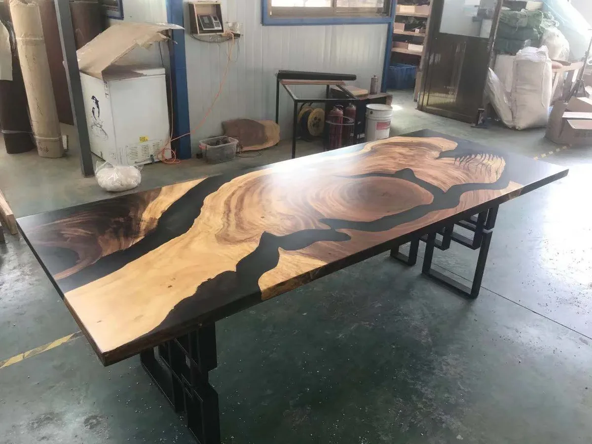 Table à manger rivière Dive, résine noire — ATELIER RIVIÈRE, fabrication à la commande
