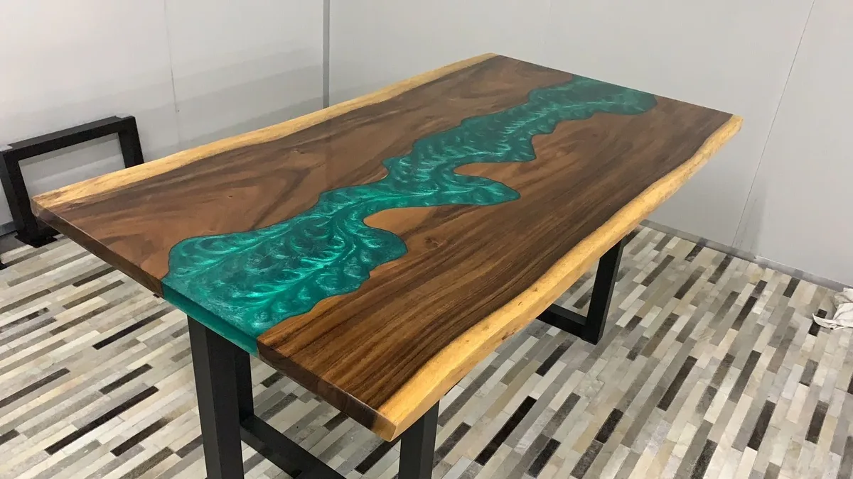 Table à manger rivière Doller, résine verte — ATELIER RIVIÈRE, fabrication à la commande