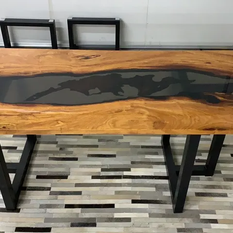 Table à manger rivière Drac, résine noire — tables à manger epoxy