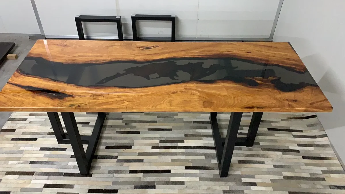 Table à manger rivière Drac, résine noire — ATELIER RIVIÈRE, fabrication à la commande