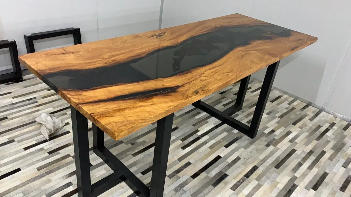 Table à manger rivière Drac, résine noire, vue 2 sur 2