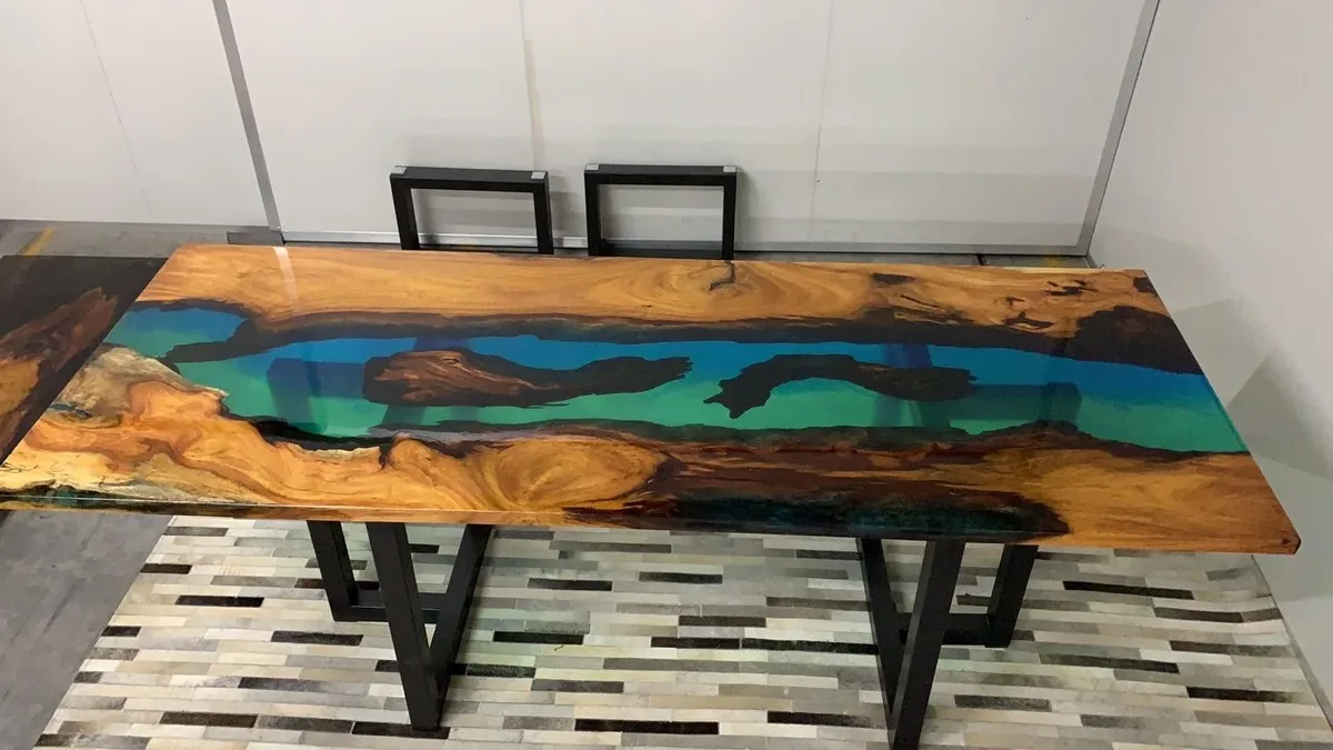 Table à manger rivière Epte, résine verte — ATELIER RIVIÈRE, fabrication à la commande