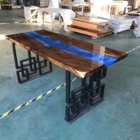 Table à manger rivière Furan, résine bleue — tables à manger epoxy