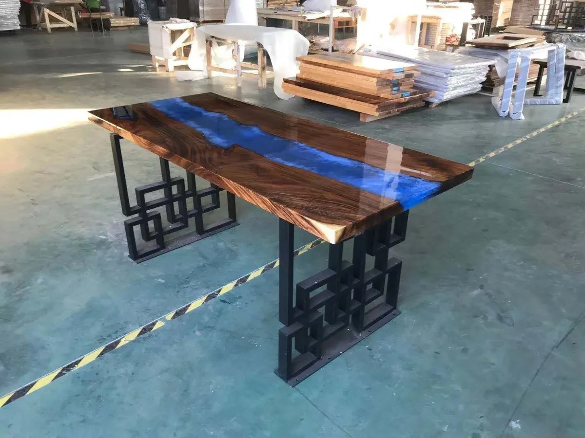 Table à manger rivière Furan, résine bleue — ATELIER RIVIÈRE, fabrication à la commande