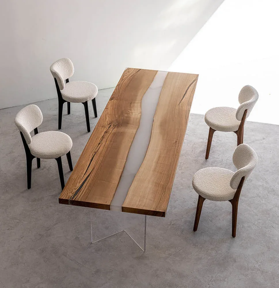 Table à manger rivière Garonne teinte chêne, résine transparente — ATELIER RIVIÈRE, fabrication à la commande