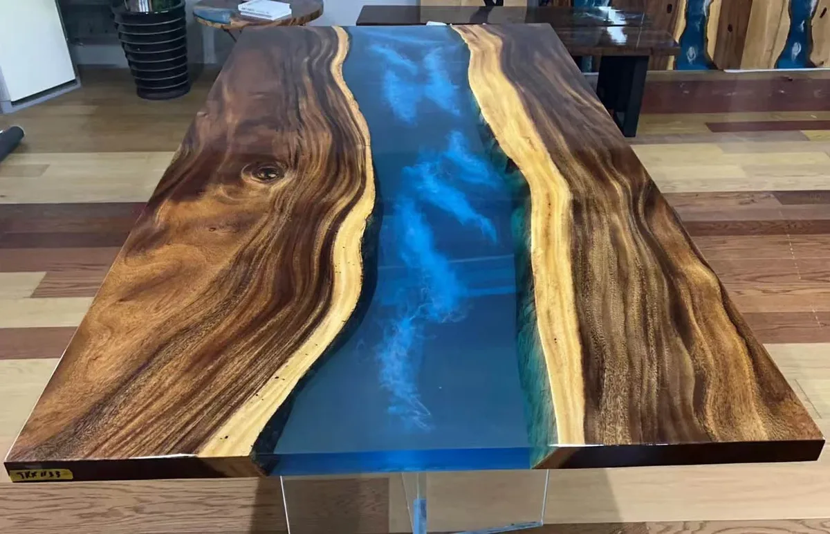 Table à manger rivière Gère, résine bleue — ATELIER RIVIÈRE, fabrication à la commande