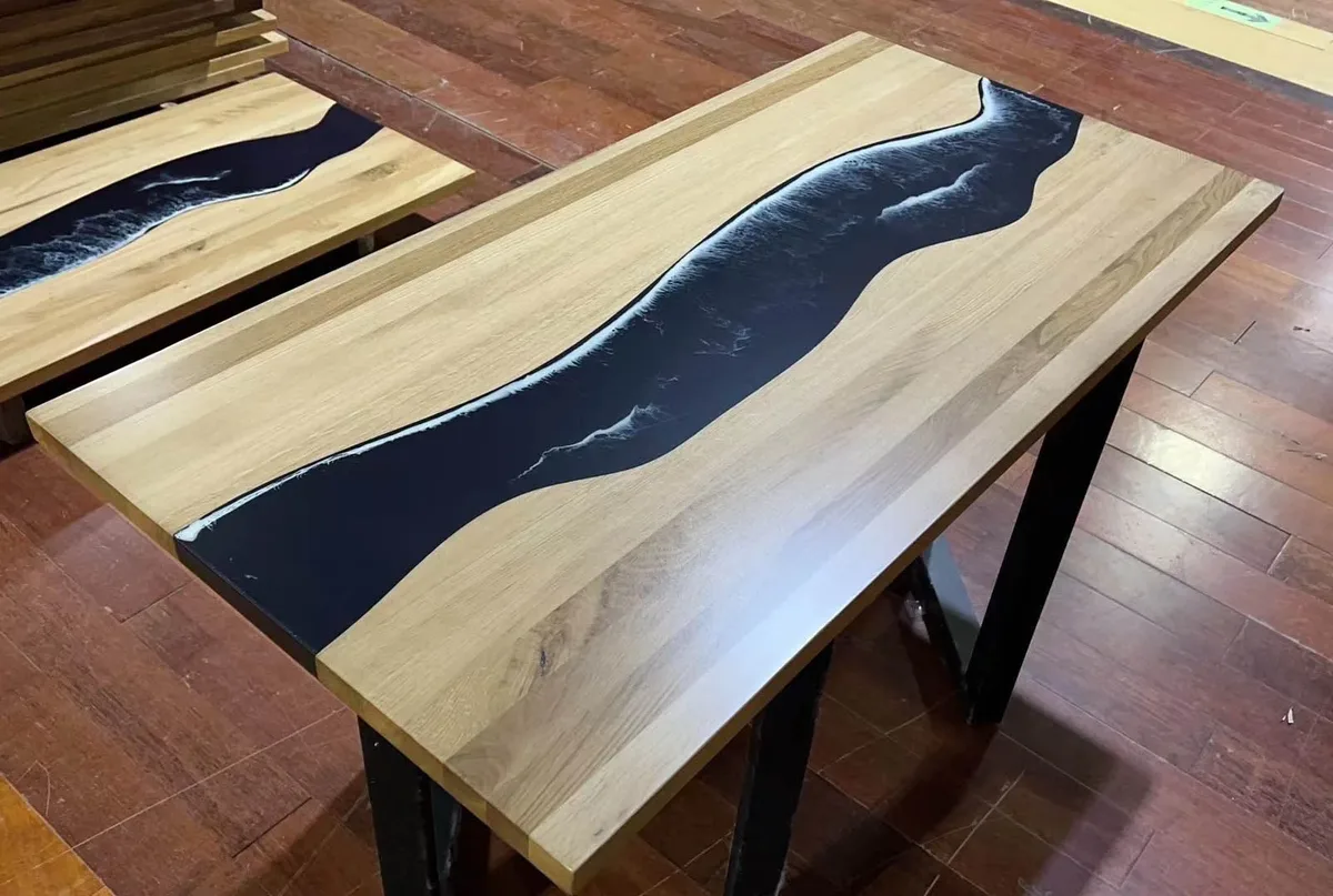 Table à manger rivière Golo, résine noire — ATELIER RIVIÈRE, fabrication à la commande