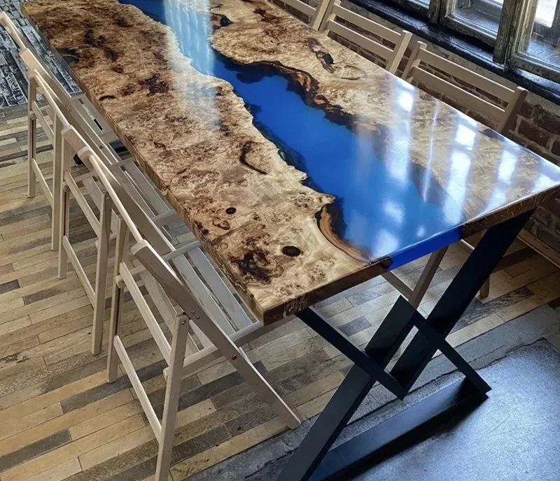 Table à manger rivière Huveaune, résine bleue — ATELIER RIVIÈRE, fabrication à la commande