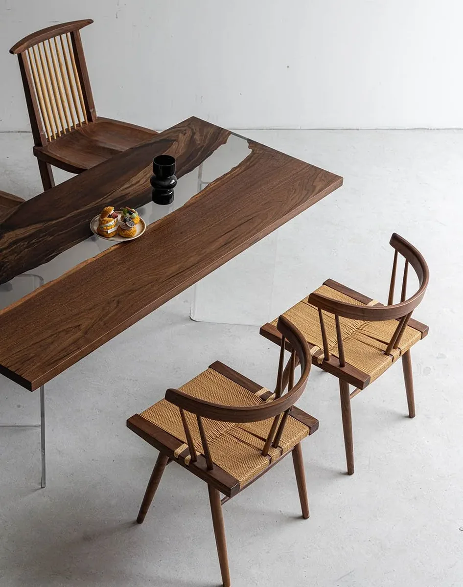 Table à manger rivière Huveaune teinte noyer, résine transparente — ATELIER RIVIÈRE, fabrication à la commande