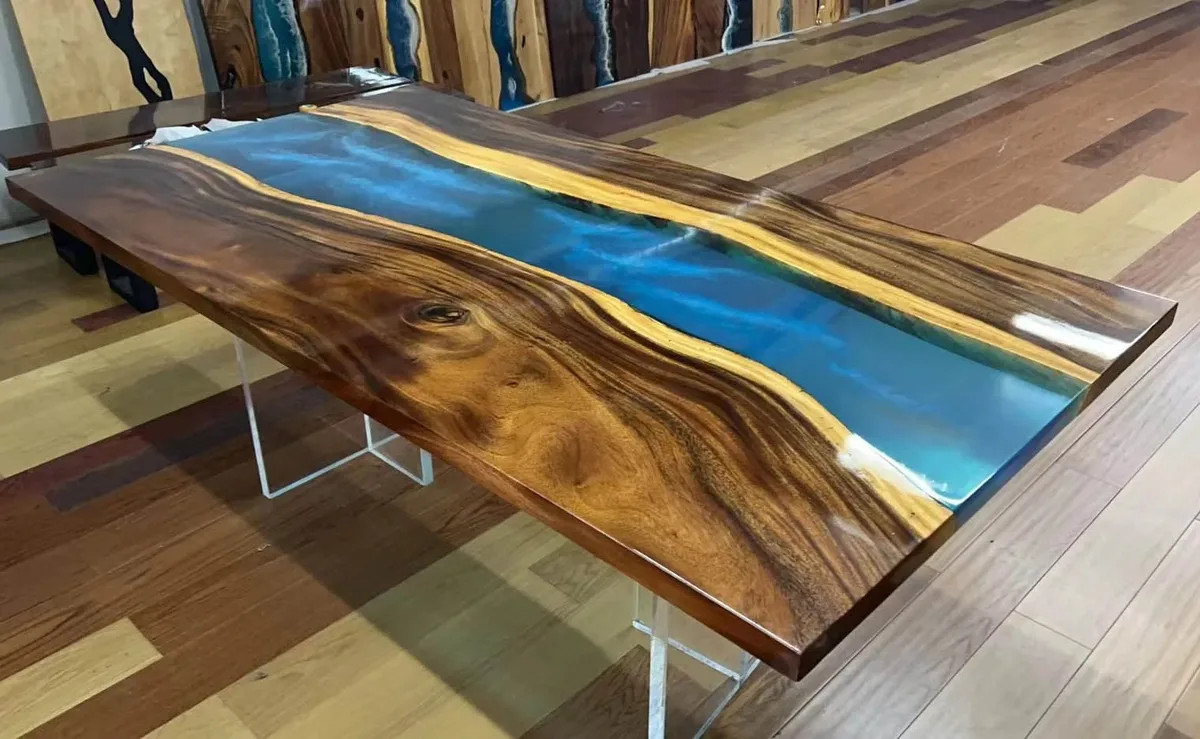 Table à manger rivière Ill, résine bleue — ATELIER RIVIÈRE, fabrication à la commande