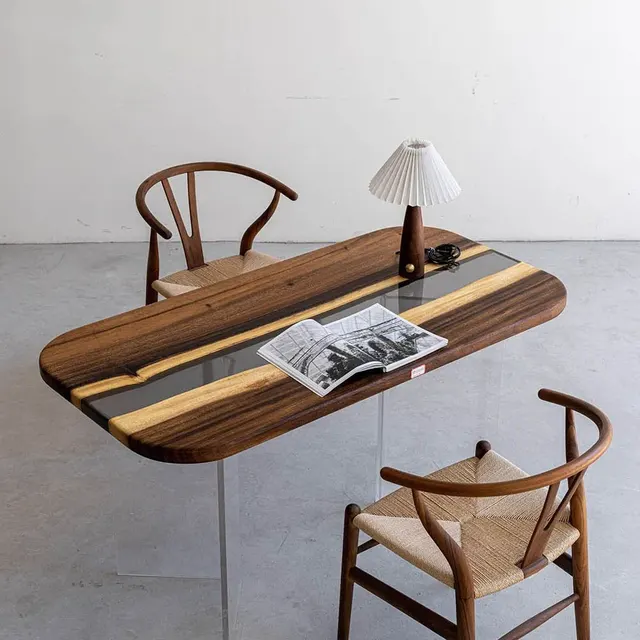 Table à manger rivière Isle teinte noyer, résine noire — tables à manger epoxy