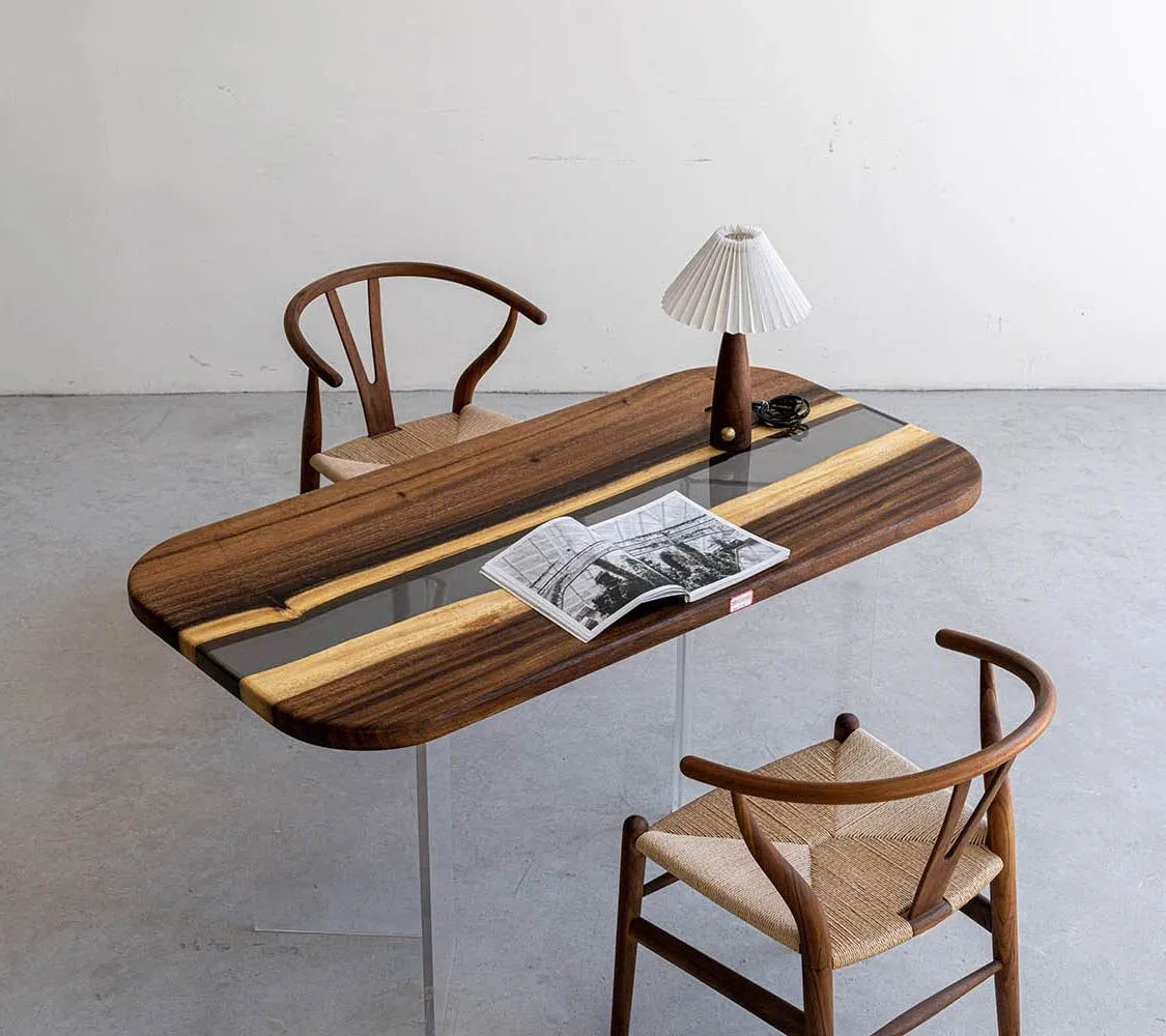 Table à manger rivière Isle teinte noyer, résine noire — ATELIER RIVIÈRE, fabrication à la commande