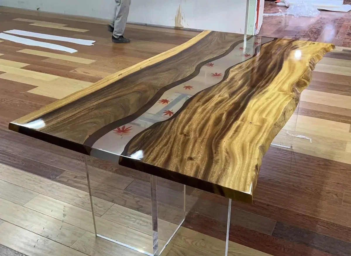 Table à manger rivière Laïta, résine transparente — ATELIER RIVIÈRE, fabrication à la commande