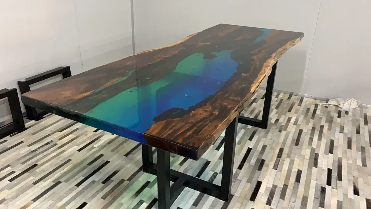 Table à manger rivière Largue, résine verte — ATELIER RIVIÈRE, fabrication à la commande