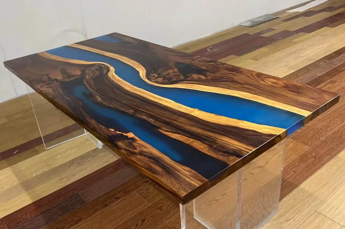 Table à manger rivière Lauter, résine bleue — ATELIER RIVIÈRE, fabrication à la commande