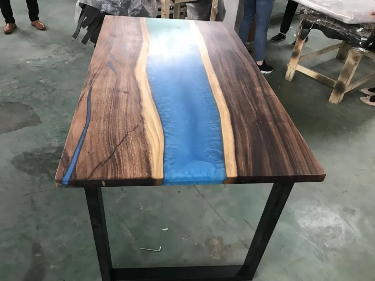 Table à manger rivière Layon, résine bleue — ATELIER RIVIÈRE, fabrication à la commande