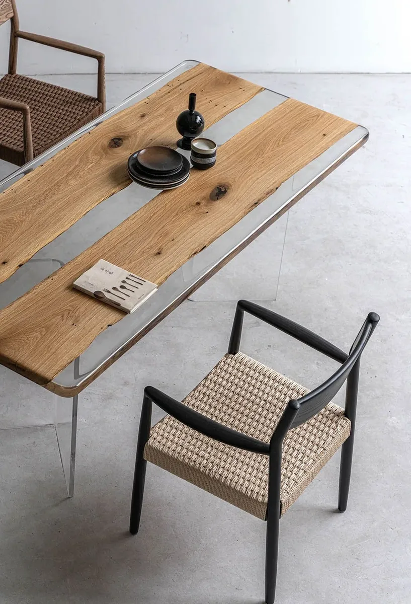 Table à manger rivière Lot teinte chêne, résine noire, vue 3 sur 3