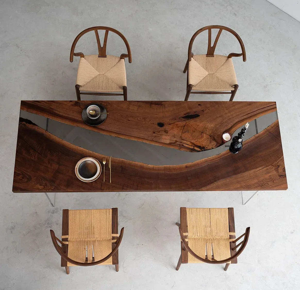 Table à manger rivière Loup, résine noire — ATELIER RIVIÈRE, fabrication à la commande