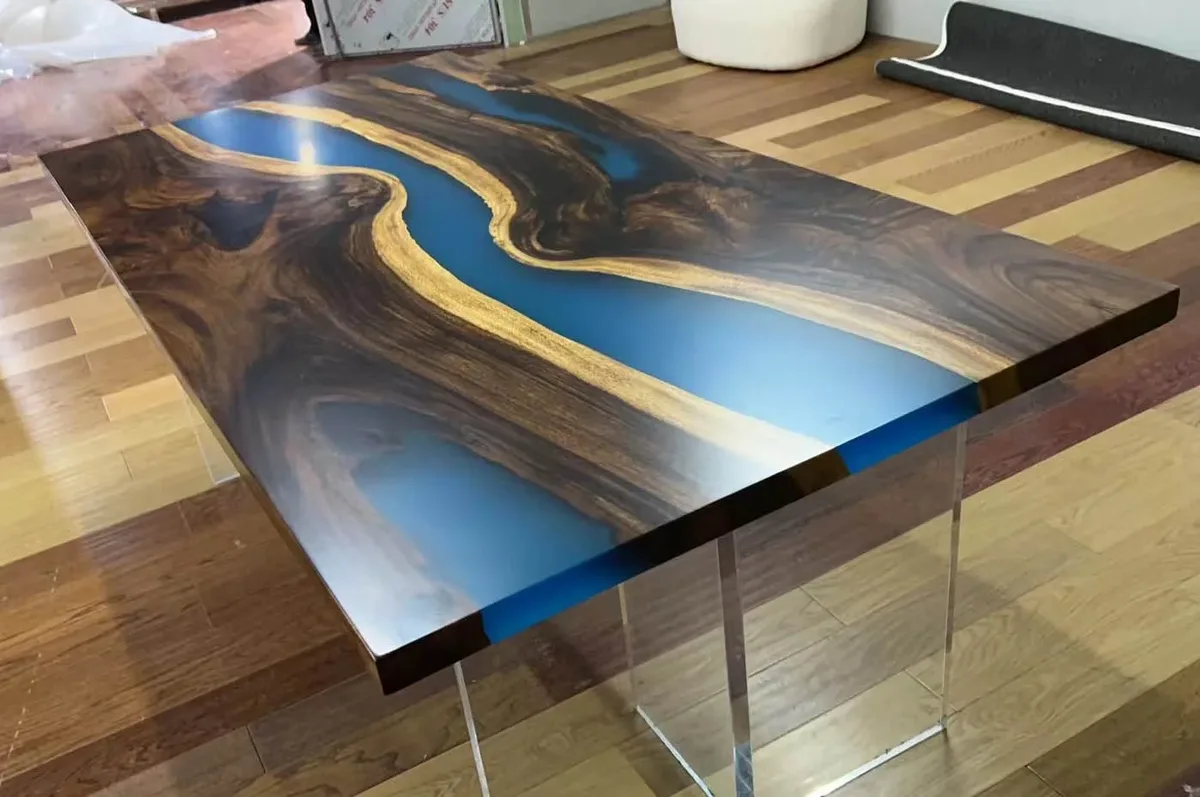 Table à manger rivière Maine, résine bleue — ATELIER RIVIÈRE, fabrication à la commande