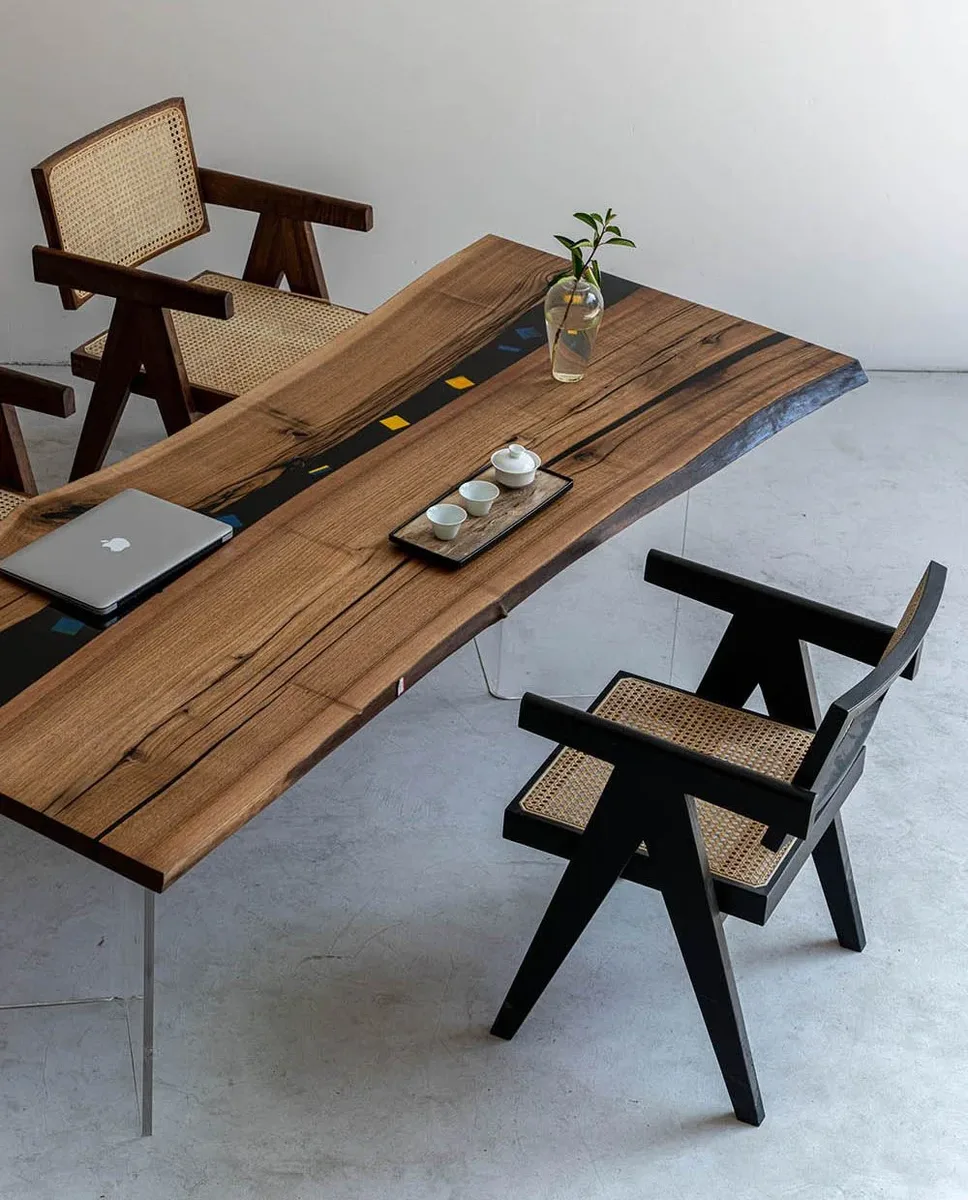 Table à manger rivière Mortagne, résine noire — ATELIER RIVIÈRE, fabrication à la commande