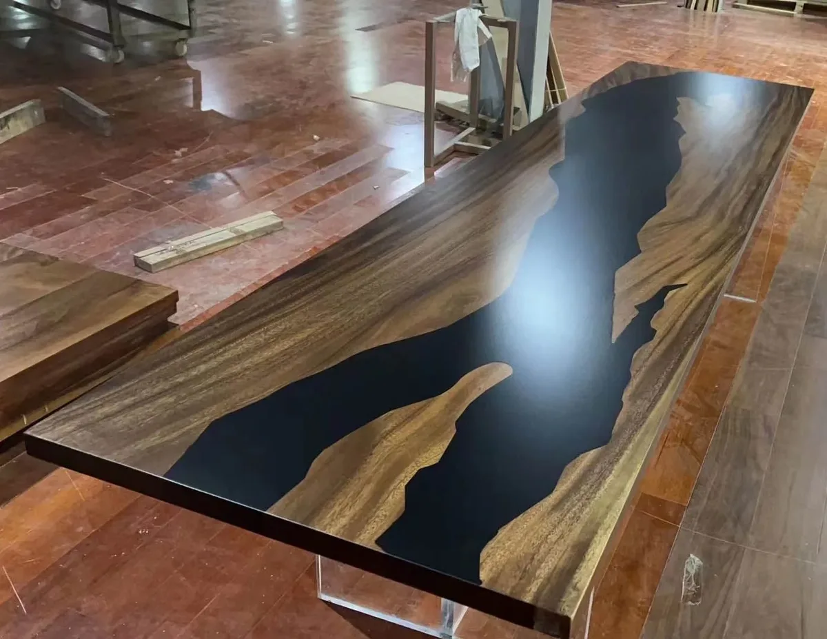 Table à manger rivière Orne, résine noire — ATELIER RIVIÈRE, fabrication à la commande