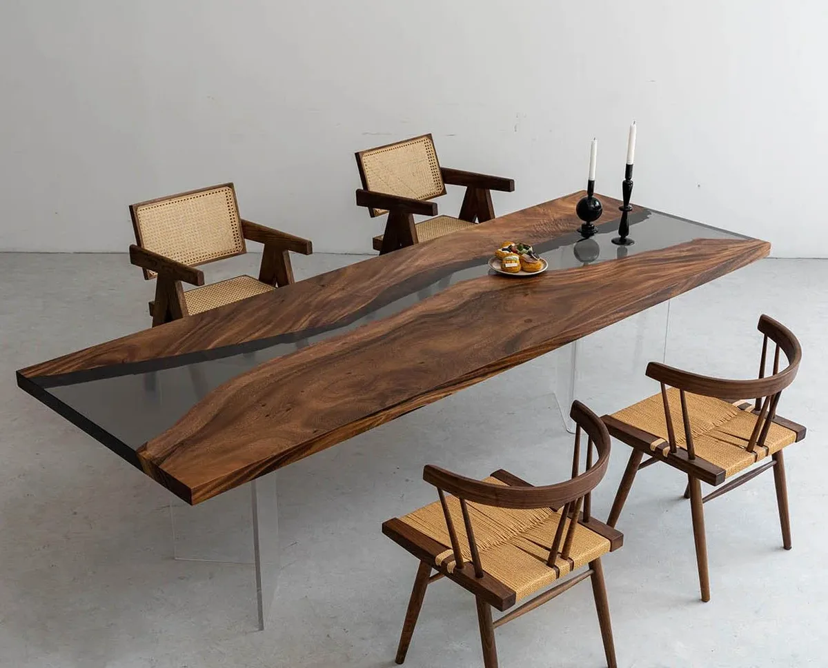 Table à manger rivière Restonica teinte noyer, résine transparente — ATELIER RIVIÈRE, fabrication à la commande