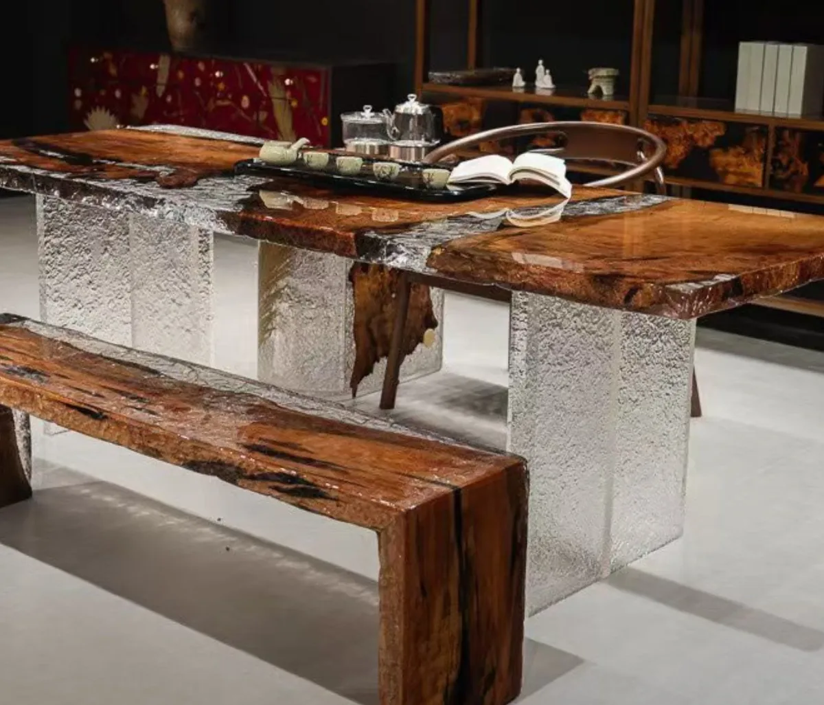 Table à manger rivière Sarthe, résine transparente — ATELIER RIVIÈRE, fabrication à la commande
