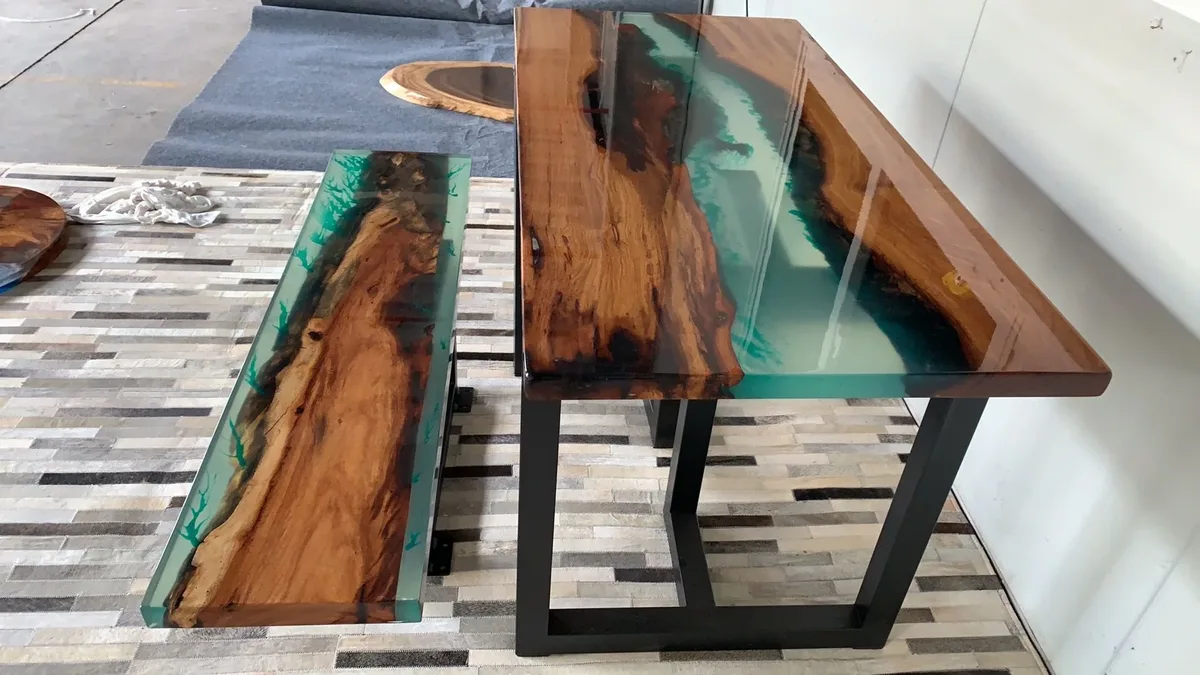 Table à manger rivière Scorff, résine verte — ATELIER RIVIÈRE, fabrication à la commande