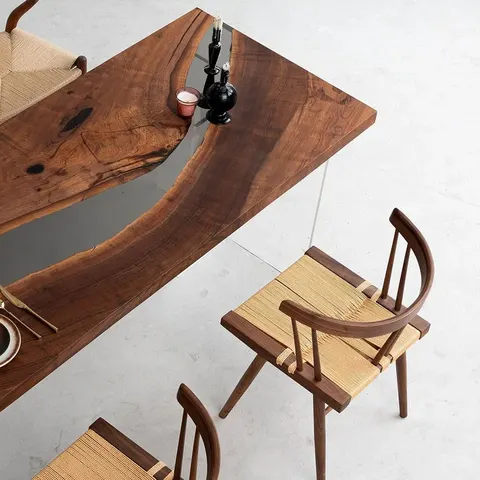 Table à manger rivière Seine teinte noyer, résine transparente — tables à manger epoxy