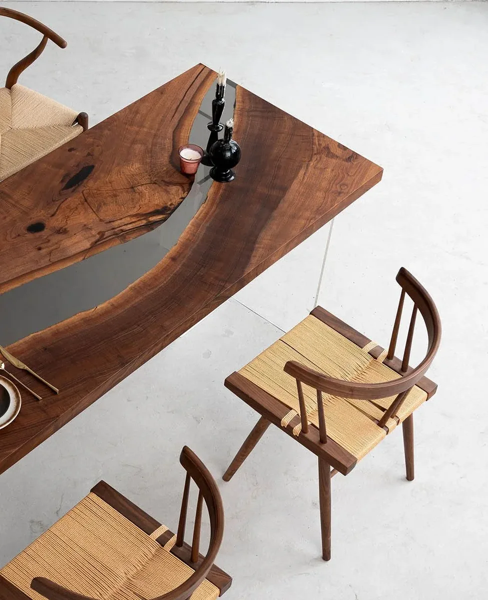 Table à manger rivière Seine teinte noyer, résine transparente — ATELIER RIVIÈRE, fabrication à la commande