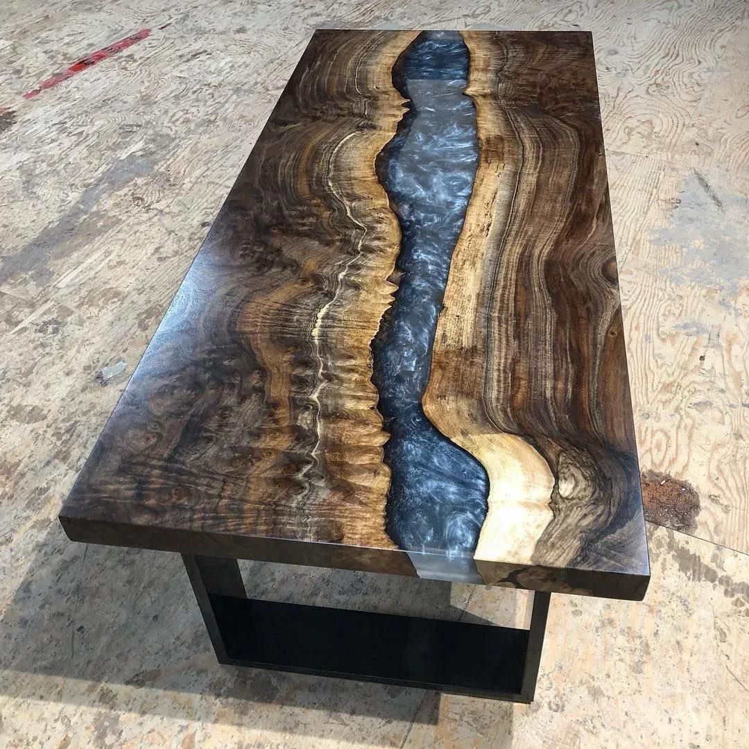 Table à manger rivière Sienne, résine bleue — ATELIER RIVIÈRE, fabrication à la commande