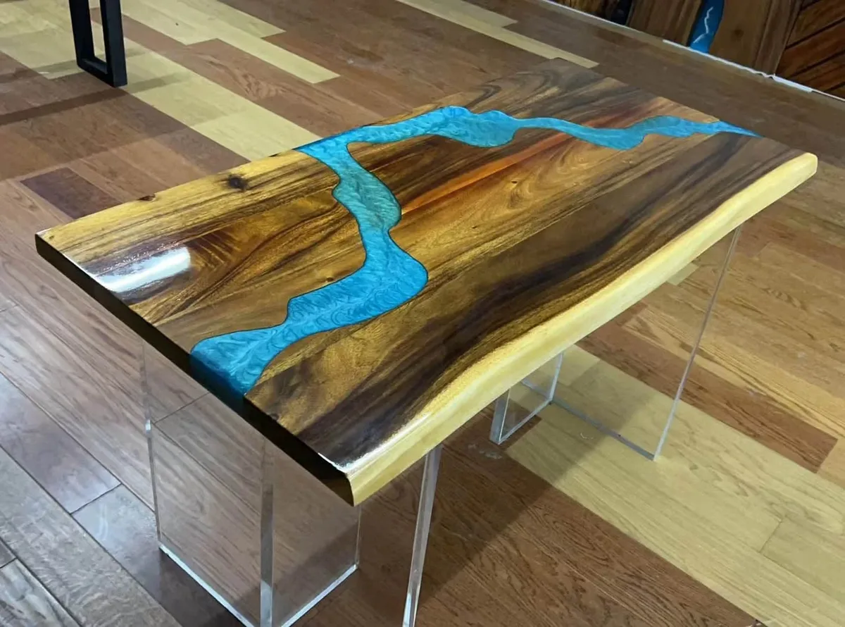 Table à manger rivière Somme, résine bleue — ATELIER RIVIÈRE, fabrication à la commande