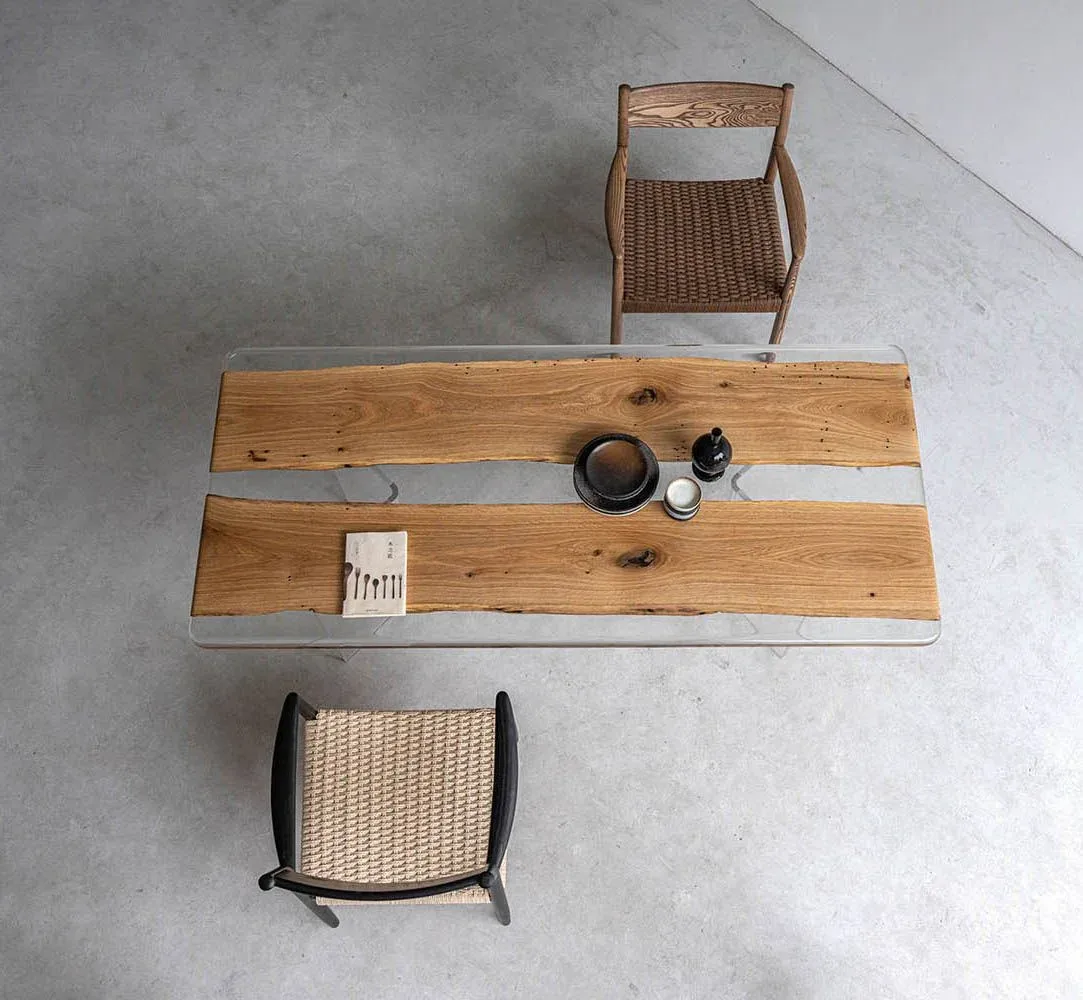 Table à manger rivière Tavignano, résine transparente — ATELIER RIVIÈRE, fabrication à la commande