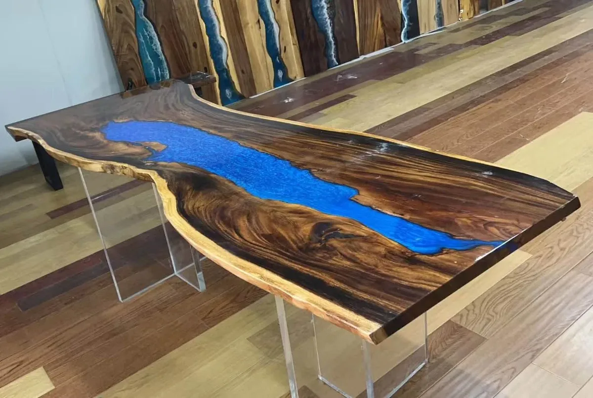 Table à manger rivière Thur, résine bleue — ATELIER RIVIÈRE, fabrication à la commande
