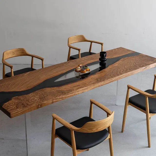 Table à manger rivière Turdine teinte chêne, résine noire — tables à manger epoxy