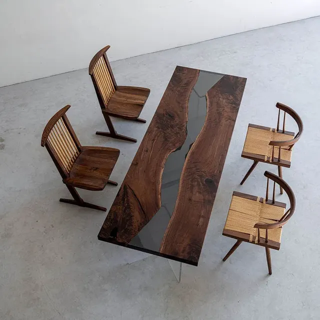 Table à manger rivière Ubaye teinte noyer, résine noire — tables à manger epoxy