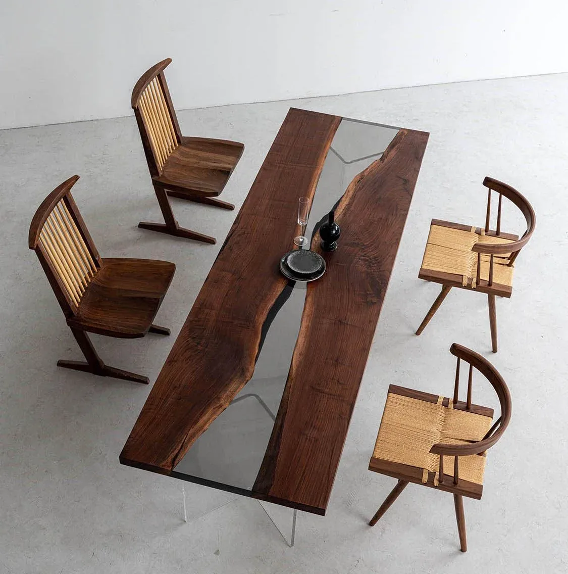 Table à manger rivière Verdon teinte noyer, résine transparente — ATELIER RIVIÈRE, fabrication à la commande