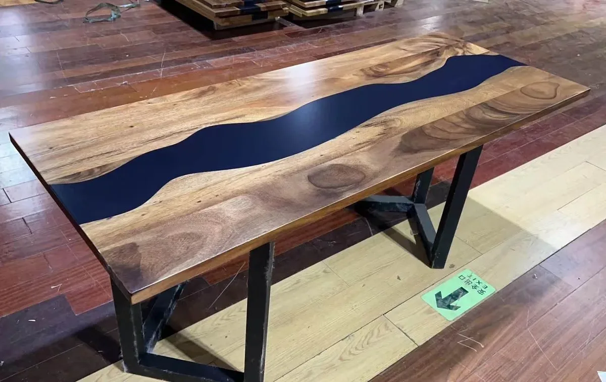 Table à manger rivière Veyle, résine noire — ATELIER RIVIÈRE, fabrication à la commande
