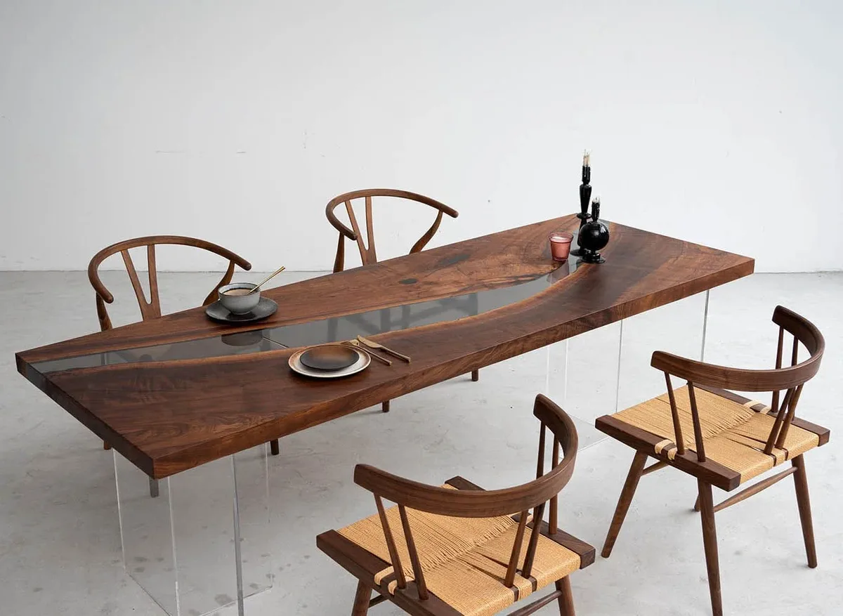 Table à manger rivière Viaur teinte noyer, résine transparente — ATELIER RIVIÈRE, fabrication à la commande
